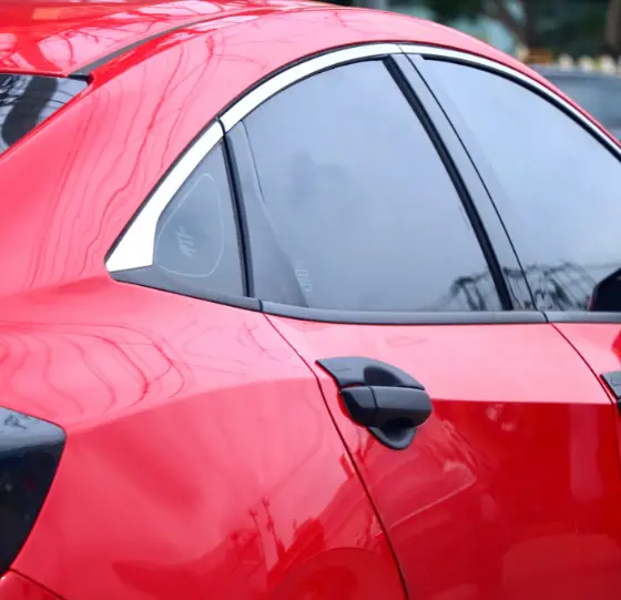 immagine dei finestrini di un automobile rossa