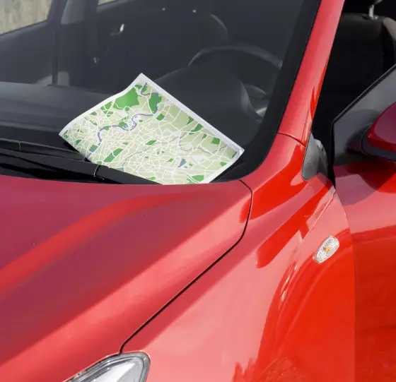 immagine di una mappa su un parabrezza